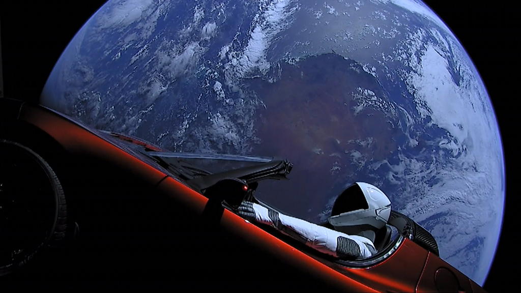 tesla-roadster-flying-past-earth